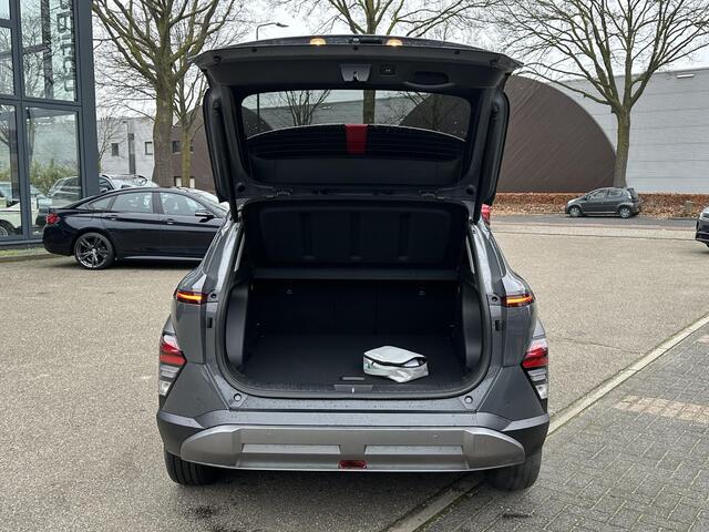 Hyundai Kona 1.6 GDI HEV Premium Sky VAN: 44.300,- VOOR: 35.877,- UW EINDEJAARSVOORDEEL: 8.413,- euro FULL HYBRID | NIEUWE AUTO MET REGISTRATIE | VOLLE AUTO! | FABR GARANTIE T/M 12-2029