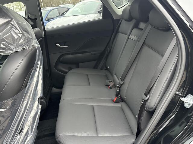 Hyundai Kona 1.6 GDI HEV Premium Sky VAN: 44.300,- VOOR: 35.877,- UW EINDEJAARSVOORDEEL: 8.413,- euro FULL HYBRID | NIEUWE AUTO MET REGISTRATIE | VOLLE AUTO! | FABR GARANTIE T/M 12-2029