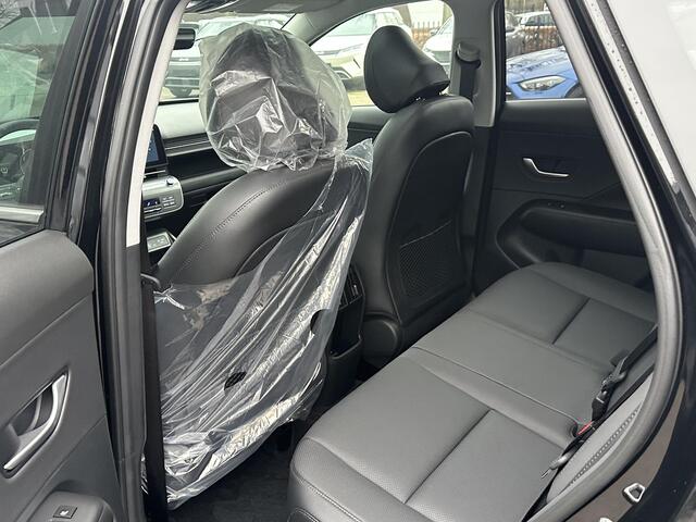 Hyundai Kona 1.6 GDI HEV Premium Sky VAN: 44.300,- VOOR: 35.877,- UW EINDEJAARSVOORDEEL: 8.413,- euro FULL HYBRID | NIEUWE AUTO MET REGISTRATIE | VOLLE AUTO! | FABR GARANTIE T/M 12-2029