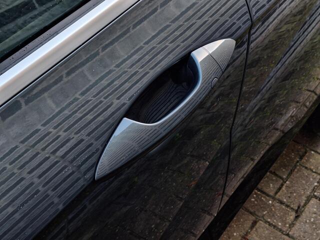 Hyundai Kona Electric Comfort Smart 65.4 kWh | Apple Carplay/Android Auto | Stoel/stuurverwarming | Elektrische achterklep | Climate control | Adaptief Cruise Control | Head-up display |