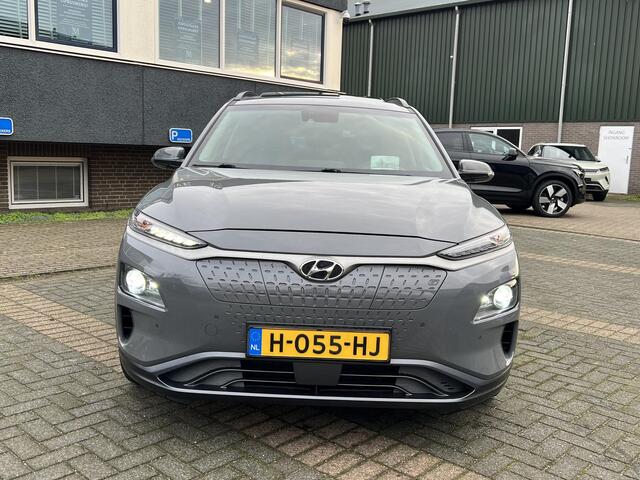 Hyundai Kona EV Premium 64 kWh SKY|VAN: ¤20.900,- VOOR: ¤18.877,- UW EINDEJAARSVOORDEEL: ¤2.023,-| 3-FASE| STOEL + STUURVERWARMING| STOEL VENTILATIE| AFN. TREKHAAK| DODE HOEK | CAMERA| HEAD-UP DISPLAY| PANO|