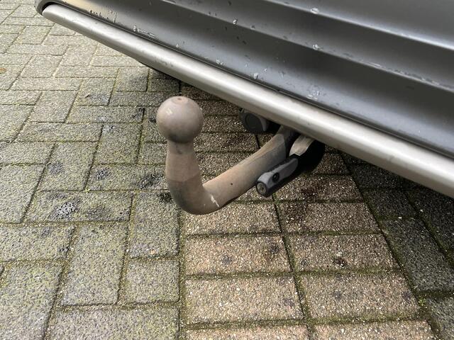 Hyundai Kona EV Premium 64 kWh SKY|VAN: ¤20.900,- VOOR: ¤18.877,- UW EINDEJAARSVOORDEEL: ¤2.023,-| 3-FASE| STOEL + STUURVERWARMING| STOEL VENTILATIE| AFN. TREKHAAK| DODE HOEK | CAMERA| HEAD-UP DISPLAY| PANO|