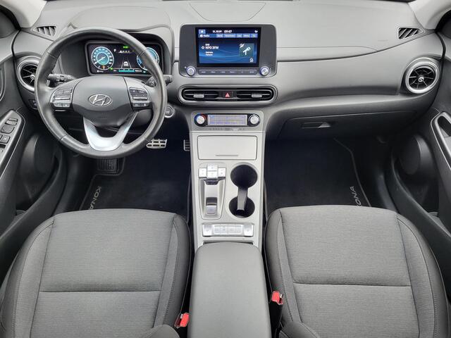 Hyundai Kona EV Comfort 64 kWh / 3 Fasen Laden /CCS Snelladen / WLTP bereik 484 km / Dealer onderhouden / Apple Carplay / Android Auto / Camera / Kreil audio / DAB / Stuur-, en voorstoelverwarming