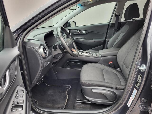 Hyundai Kona EV Comfort 64 kWh / 3 Fasen Laden /CCS Snelladen / WLTP bereik 484 km / Dealer onderhouden / Apple Carplay / Android Auto / Camera / Kreil audio / DAB / Stuur-, en voorstoelverwarming
