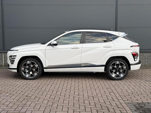 Hyundai Kona Electric Comfort Smart 65.4 kWh / Warmtepomp / Stuur- & Stoelverwarming / Navigatie / Apple Carplay & Android Auto / Vehicle-to-Load (V2L) / Blind-spot Collision Assist / 19" Lichtmetalen Velgen
