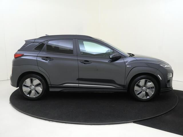 Hyundai Kona EV Premium 64 kWh | Navigatie | Elektrisch schuifdak | Stoelverwarming | Climate control | Camera |