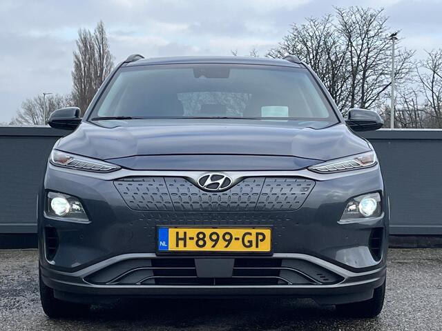 Hyundai Kona EV Premium 64 kWh | SCHUIFKANTELDAK | LEDEREN BEKLEDING | HEAD UP DISPLAY | ADAPTIEVE CRUISECONTROL | GEÏNTEGREERDE NAVIGATIESYSTEEM | MULTIMEDIA APPLE CARPLAY & ANDROID AUTO |