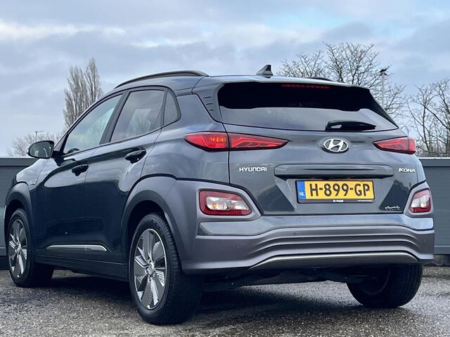 Hyundai Kona EV Premium 64 kWh | SCHUIFKANTELDAK | LEDEREN BEKLEDING | HEAD UP DISPLAY | ADAPTIEVE CRUISECONTROL | GEÏNTEGREERDE NAVIGATIESYSTEEM | MULTIMEDIA APPLE CARPLAY & ANDROID AUTO |