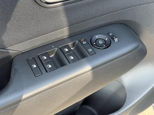 Hyundai Kona Electric Pure Edition 64.8 kWh / Stoel+Stuur Verwarming / Navigatie / Keyless / Apple Carplay&Android Auto / Adaptive Cruise /