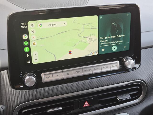 Hyundai Kona EV Comfort Smart 64 kWh Automaat / Accu SOH 100% / Dealer onderhouden / Warmtepomp / CCS Snellader / WLTP bereik 484 km bereik stad 660 km / Stuur- & Stoelverwarming / Krell Audio Systeem / Adaptief cruise control /