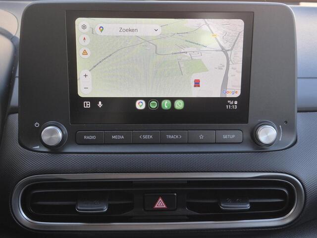 Hyundai Kona EV Comfort 64 kWh Automaat / Accu / SOH 100% / Dealer Onderhouden / Fabrieksgarantie tot 9-2027 / Navigatie Apple Carplay & Android Auto / Cruise / Clima / Camera / DAB /