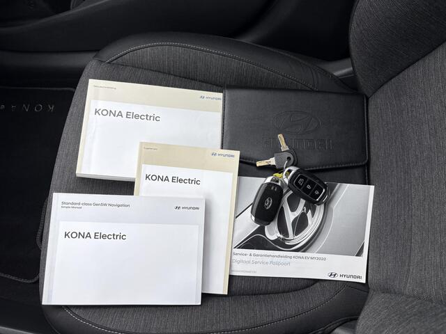 Hyundai Kona EV Fashion 64 kWh / Apple Carplay/Android Auto / Navigatie / Cruise Control Adaptief met Stop&Go / All-season banden / Trekhaak /