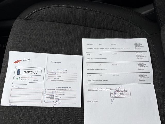 Hyundai Kona EV Fashion 64 kWh / Apple Carplay/Android Auto / Navigatie / Cruise Control Adaptief met Stop&Go / All-season banden / Trekhaak /