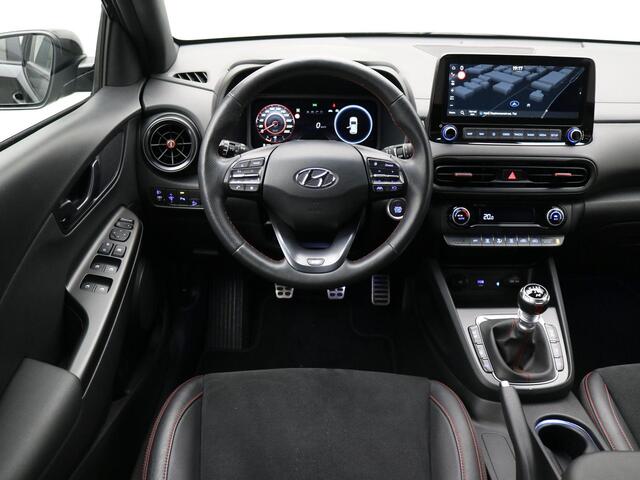 Hyundai Kona 1.0 T-GDI N Line / Elektrisch verstelbare voorstoelen / Voor & Achterstoel verwarming / Voorstoel ventilatie / N-line interieur & Exterieur / Navigatie / All seasonbanden / Dealer odnerhouden / 18" LMV / Parkeersensoren voor & achter / Keyless Entry /