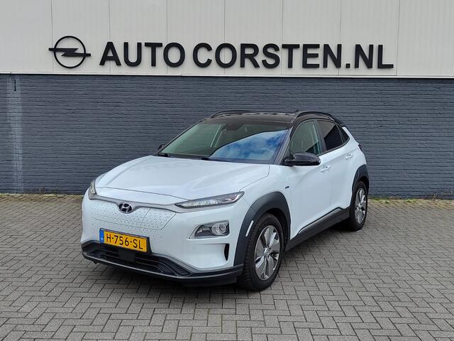 Hyundai Kona EV 64kWh 204pk SOH 100% Leer Premium Schuif-/Kanteldak Warmtepomp Head-Up Display Apple Carplay Android Navi Camera Elektr.Stoelen+Leer+Verwarmd+Gekoeld Adaptive Cruise/Stop&Go Zelfsturend Multimedia Forward-Collision-Avoidance-Assist (FCA)Led Keyless DAB