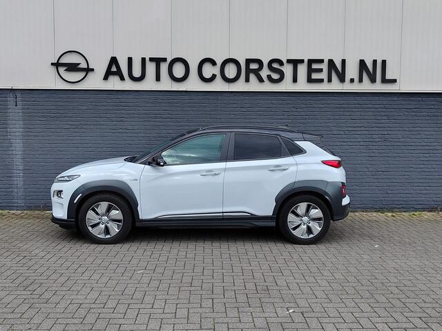 Hyundai Kona EV 64kWh 204pk SOH 100% Leer Premium Schuif-/Kanteldak Warmtepomp Head-Up Display Apple Carplay Android Navi Camera Elektr.Stoelen+Leer+Verwarmd+Gekoeld Adaptive Cruise/Stop&Go Zelfsturend Multimedia Forward-Collision-Avoidance-Assist (FCA)Led Keyless DAB