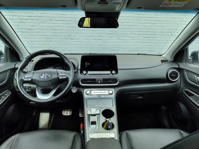 Hyundai Kona EV 64kWh 204pk SOH 100% Leer Premium Schuif-/Kanteldak Warmtepomp Head-Up Display Apple Carplay Android Navi Camera Elektr.Stoelen+Leer+Verwarmd+Gekoeld Adaptive Cruise/Stop&Go Zelfsturend Multimedia Forward-Collision-Avoidance-Assist (FCA)Led Keyless DAB
