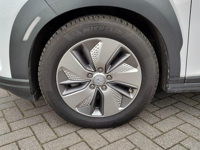 Hyundai Kona EV 64kWh 204pk SOH 100% Leer Premium Schuif-/Kanteldak Warmtepomp Head-Up Display Apple Carplay Android Navi Camera Elektr.Stoelen+Leer+Verwarmd+Gekoeld Adaptive Cruise/Stop&Go Zelfsturend Multimedia Forward-Collision-Avoidance-Assist (FCA)Led Keyless DAB