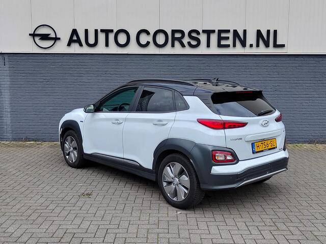 Hyundai Kona EV 64kWh 204pk SOH 100% Leer Premium Schuif-/Kanteldak Warmtepomp Head-Up Display Apple Carplay Android Navi Camera Elektr.Stoelen+Leer+Verwarmd+Gekoeld Adaptive Cruise/Stop&Go Zelfsturend Multimedia Forward-Collision-Avoidance-Assist (FCA)Led Keyless DAB