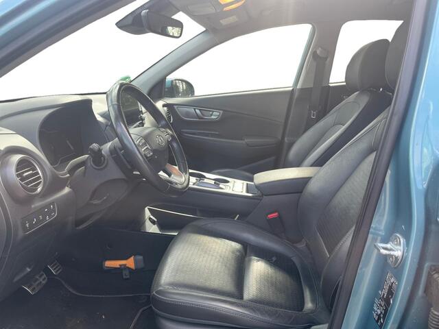 Hyundai Kona EV Premium 64 kWh 204pk | TREKHAAK | LEDEREN BEKLEDING | ELEK. VERSTELBARE STOELEN | STOEL- & STUURVERWARMING | STOELVENTILATIE | APPLE CARPLAY & ANDROID AUTO | PARKEERSENSOREN |