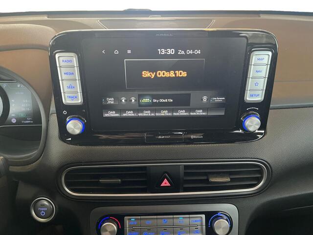 Hyundai Kona EV Premium 64 kWh 204pk | TREKHAAK | LEDEREN BEKLEDING | ELEK. VERSTELBARE STOELEN | STOEL- & STUURVERWARMING | STOELVENTILATIE | APPLE CARPLAY & ANDROID AUTO | PARKEERSENSOREN |