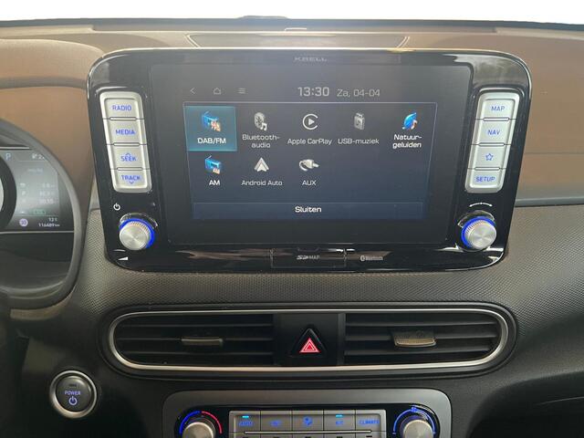 Hyundai Kona EV Premium 64 kWh 204pk | TREKHAAK | LEDEREN BEKLEDING | ELEK. VERSTELBARE STOELEN | STOEL- & STUURVERWARMING | STOELVENTILATIE | APPLE CARPLAY & ANDROID AUTO | PARKEERSENSOREN |