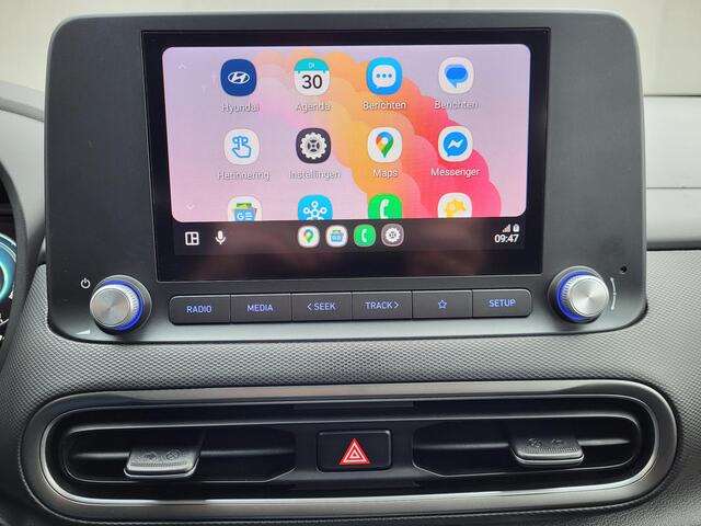 Hyundai Kona EV Comfort 39kWh /SOH 100%/ 3 Fasen Laden /CCS Snelladen / Dealer onderhouden / Apple Carplay / Android Auto / Camera / Kreil audio / DAB / Stuur- en stoelverwarming voor