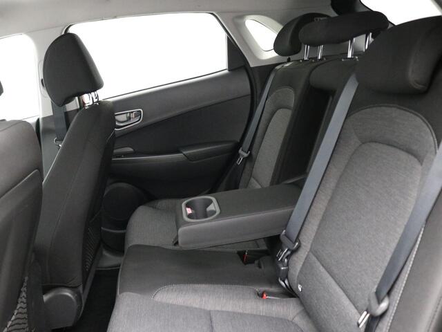 Hyundai Kona EV Fashion 39 kWh / SoH 100% / Warmtepomp / Adaptieve Cruise / Afneembare Trekhaak / HUD / Achteruitrij Camera / 1ste Eigenaar / Dealeronderhouden /