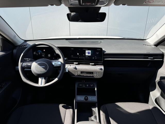 Hyundai Kona Electric Comfort 64.8 kWh / 3500 Voordeel / Achteruitrijcamera / Dynamische Navigatie / Adaptive Cruise Control / Climate Control / Lichtmetalen Velgen /