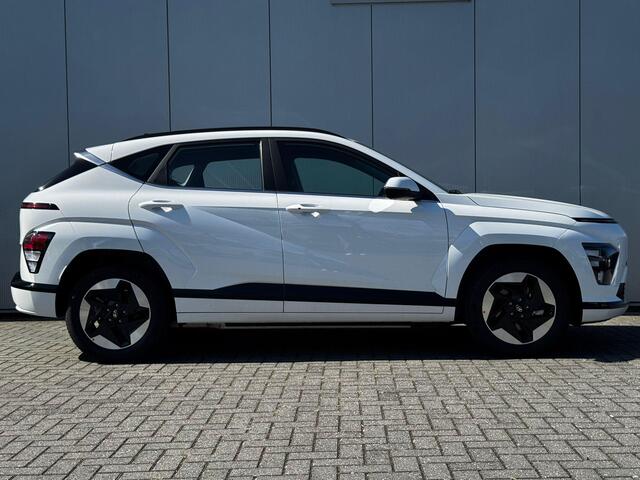 Hyundai Kona Electric Comfort 64.8 kWh / 3500 Voordeel / Achteruitrijcamera / Dynamische Navigatie / Adaptive Cruise Control / Climate Control / Lichtmetalen Velgen /