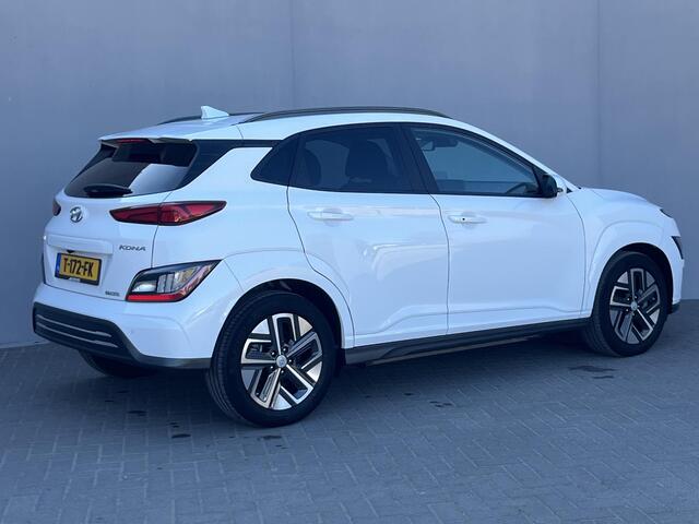 Hyundai Kona EV Fashion 64 kWh / 100% SOH / NL auto / Cruise Control Adaptief / Lane Assist / Dode Hoek Detectie / Keyless Entry & Start / Apple Carplay & Android Auto / Navigatie / Lichtmetalen Velgen 17" / Head-Up Display /