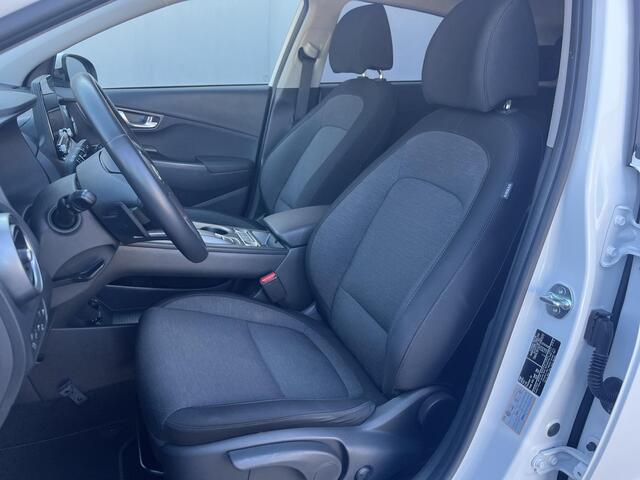 Hyundai Kona EV Fashion 64 kWh / 100% SOH / NL auto / Cruise Control Adaptief / Lane Assist / Dode Hoek Detectie / Keyless Entry & Start / Apple Carplay & Android Auto / Navigatie / Lichtmetalen Velgen 17" / Head-Up Display /