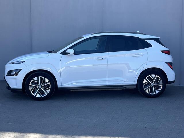 Hyundai Kona EV Fashion 64 kWh / 100% SOH / NL auto / Cruise Control Adaptief / Lane Assist / Dode Hoek Detectie / Keyless Entry & Start / Apple Carplay & Android Auto / Navigatie / Lichtmetalen Velgen 17" / Head-Up Display /