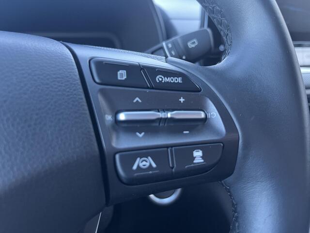 Hyundai Kona EV Fashion 64 kWh / 100% SOH / NL auto / Cruise Control Adaptief / Lane Assist / Dode Hoek Detectie / Keyless Entry & Start / Apple Carplay & Android Auto / Navigatie / Lichtmetalen Velgen 17" / Head-Up Display /