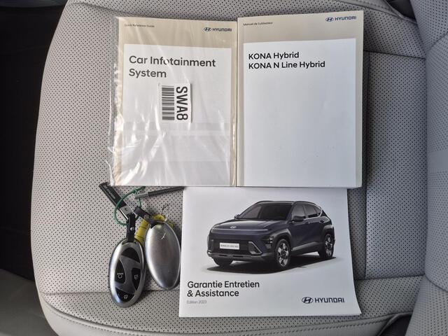 Hyundai Kona 1.6 GDI HEV Premium Sky / Glazen schuif- en kanteldak / Stuur- Stoel & Achterbankverwarming / Elektrische achterklep / Stoelventilatie / Bose Audio Systeem / Rondomzicht camera / Adaptief cruise control / Keyless Entry/Start / Apple Carplay Android Auto /
