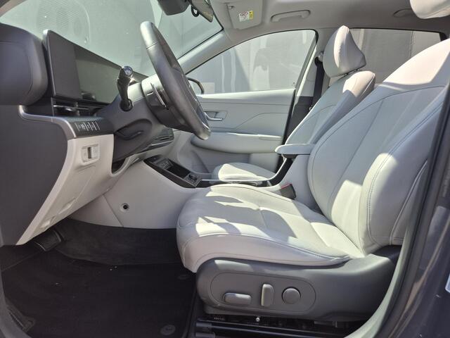 Hyundai Kona 1.6 GDI HEV Premium Sky / Glazen schuif- en kanteldak / Stuur- Stoel & Achterbankverwarming / Elektrische achterklep / Stoelventilatie / Bose Audio Systeem / Rondomzicht camera / Adaptief cruise control / Keyless Entry/Start / Apple Carplay Android Auto /