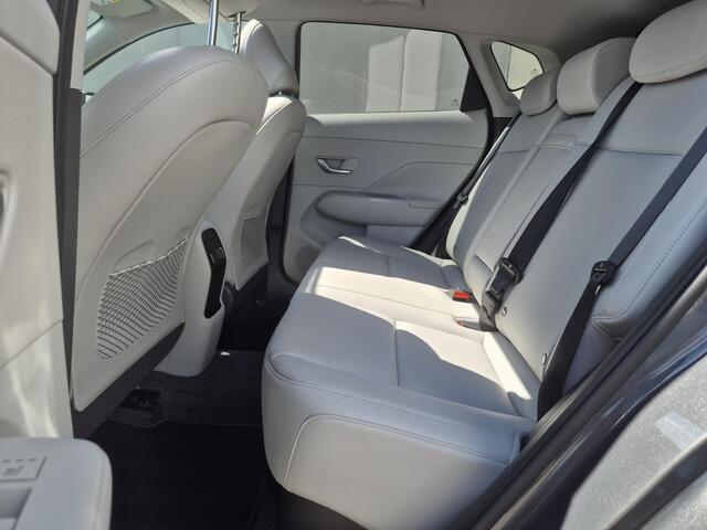 Hyundai Kona 1.6 GDI HEV Premium Sky / Glazen schuif- en kanteldak / Stuur- Stoel & Achterbankverwarming / Elektrische achterklep / Stoelventilatie / Bose Audio Systeem / Rondomzicht camera / Adaptief cruise control / Keyless Entry/Start / Apple Carplay Android Auto /