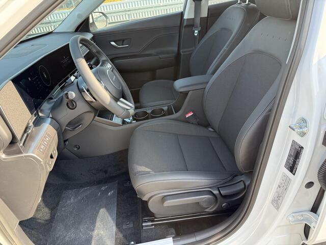 Hyundai Kona 1.6 GDI HEV Comfort Plus / ¤4.000,- Korting / Elektrische Achterklep / Stoel Verwarming V+A / Stuur Verwarming / Keyless / Adaptive Cruise / Navigatie / Apple Carplay & Android Auto /