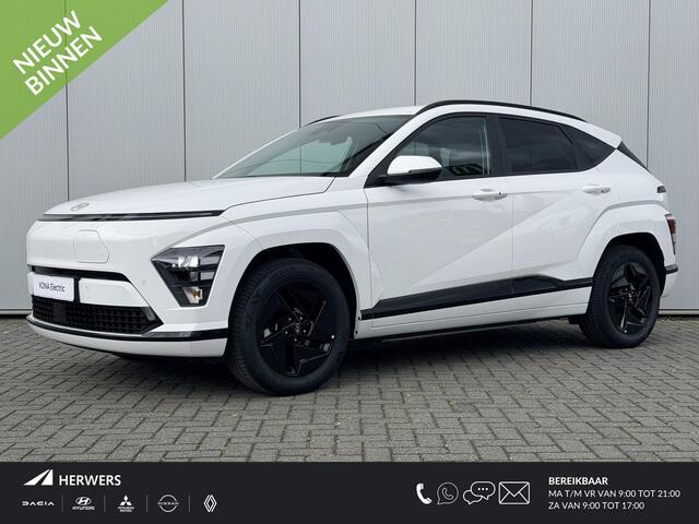 Hyundai Kona Long Range Pure Edition 64.8 kWh / 500 Voordeel / Black Pack / Stoel- & Stuurverwarming / Achteruitrijcamera / Parkeersensoren Voor + Achter / Dynamische Navigatie / Climate Control / Adaptive Cruise Control /