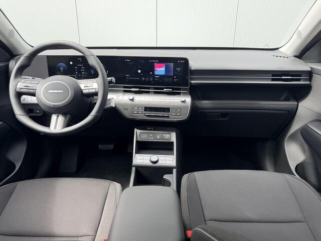 Hyundai Kona Long Range Pure Edition 64.8 kWh / 500 Voordeel / Black Pack / Stoel- & Stuurverwarming / Achteruitrijcamera / Parkeersensoren Voor + Achter / Dynamische Navigatie / Climate Control / Adaptive Cruise Control /