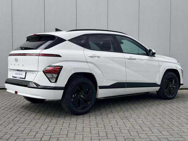 Hyundai Kona Long Range Pure Edition 64.8 kWh / 500 Voordeel / Black Pack / Stoel- & Stuurverwarming / Achteruitrijcamera / Parkeersensoren Voor + Achter / Dynamische Navigatie / Climate Control / Adaptive Cruise Control /