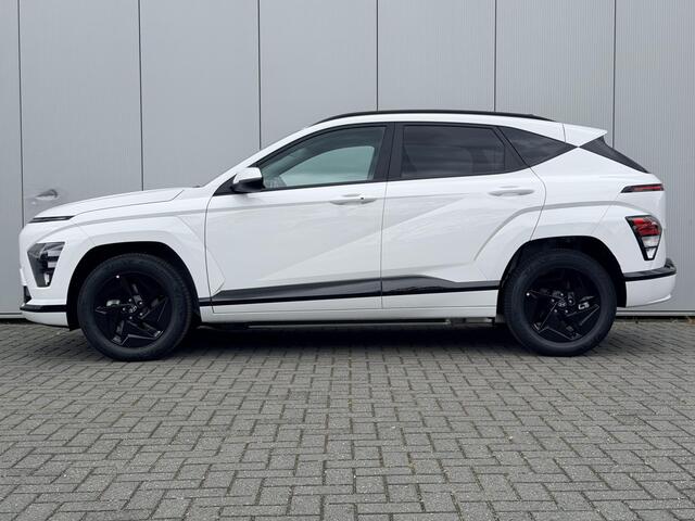 Hyundai Kona Long Range Pure Edition 64.8 kWh / 500 Voordeel / Black Pack / Stoel- & Stuurverwarming / Achteruitrijcamera / Parkeersensoren Voor + Achter / Dynamische Navigatie / Climate Control / Adaptive Cruise Control /