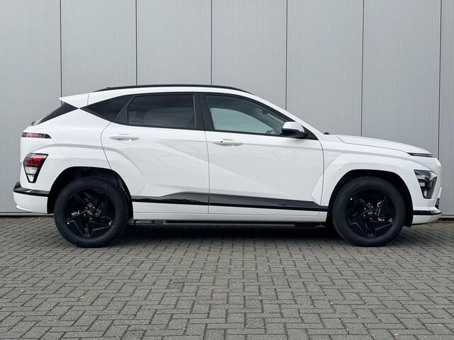 Hyundai Kona Long Range Pure Edition 64.8 kWh / 500 Voordeel / Black Pack / Stoel- & Stuurverwarming / Achteruitrijcamera / Parkeersensoren Voor + Achter / Dynamische Navigatie / Climate Control / Adaptive Cruise Control /
