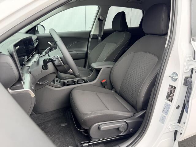 Hyundai Kona Long Range Pure Edition 64.8 kWh / 500 Voordeel / Black Pack / Stoel- & Stuurverwarming / Achteruitrijcamera / Parkeersensoren Voor + Achter / Dynamische Navigatie / Climate Control / Adaptive Cruise Control /