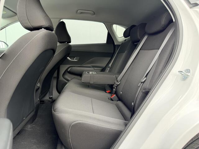 Hyundai Kona Long Range Pure Edition 64.8 kWh / 500 Voordeel / Black Pack / Stoel- & Stuurverwarming / Achteruitrijcamera / Parkeersensoren Voor + Achter / Dynamische Navigatie / Climate Control / Adaptive Cruise Control /