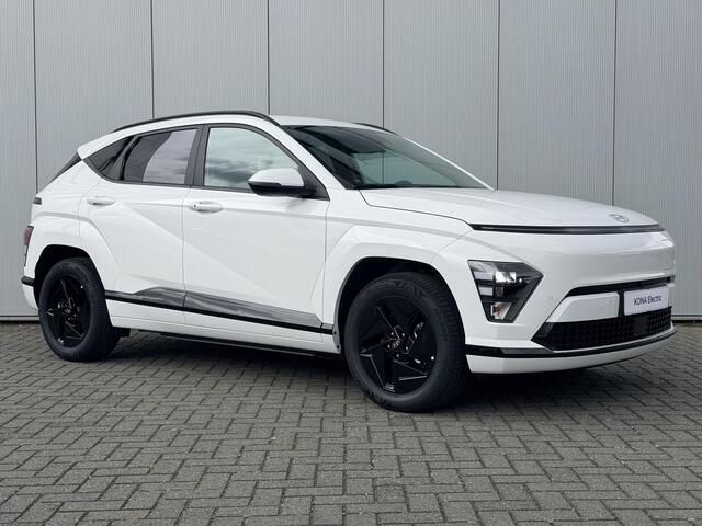 Hyundai Kona Long Range Pure Edition 64.8 kWh / 500 Voordeel / Black Pack / Stoel- & Stuurverwarming / Achteruitrijcamera / Parkeersensoren Voor + Achter / Dynamische Navigatie / Climate Control / Adaptive Cruise Control /