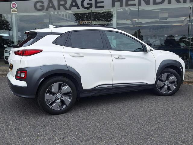 Hyundai Kona EV Premium 64 kWh | SOH: nnb | Warmtepomp | Lage km-stand | Leder | HUD | Blindspot | Full LED |