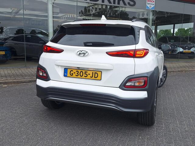 Hyundai Kona EV Premium 64 kWh | SOH: nnb | Warmtepomp | Lage km-stand | Leder | HUD | Blindspot | Full LED |