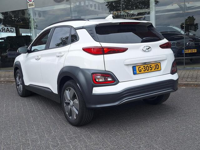 Hyundai Kona EV Premium 64 kWh | SOH: nnb | Warmtepomp | Lage km-stand | Leder | HUD | Blindspot | Full LED |