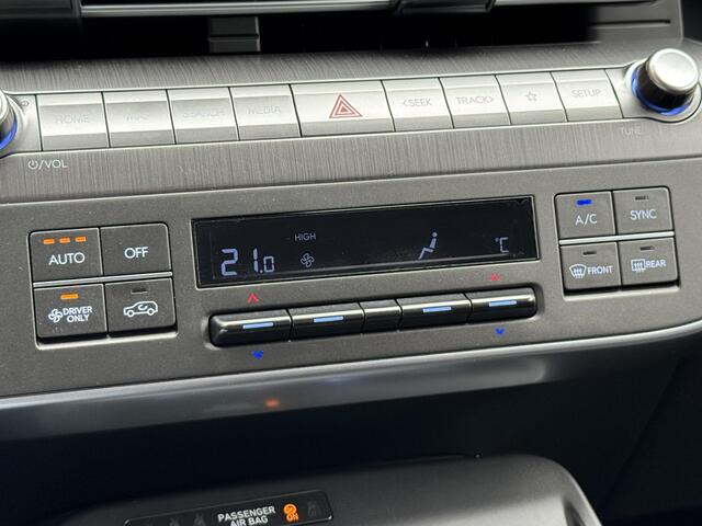 Hyundai Kona Electric Comfort Smart 65.4 kWh / Fabrieksgarantie tot 9-2030 / SOH 100% / Stuur- & Stoel verwarming / Achteruitrijcamera / Apple Carplay Android Auto / Keyless Entry/Start / Adaptief cruise control / Climate control /